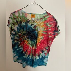 RUBY ROAD WOMEN’S SIZE 1X TOP WITH EMBELLISHED SCOOP NECK.  COLORFUL TIE DYED